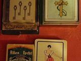 quatre types différents de cartes à jouer sur un fond rouge