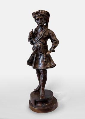 bronze statue of a man in a turban with a hat on his head