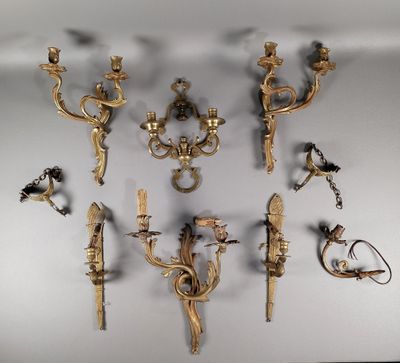 de nombreuses appliques anciennes accrochées au mur