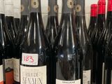 de nombreuses bouteilles de vin posées sur un plan de travail