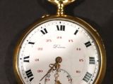 une montre de poche en or avec des chiffres romains