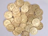 une pile de pièces d'or posée sur une surface blanche