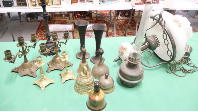 Paire de vases cornet, paires de candélabres et de flambeaux en b...