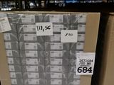 une grande pile de cartons posée sur une palette dans un magasin
