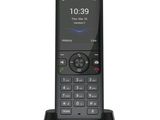 un gros plan d'un téléphone portable posé sur un support