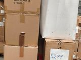 de nombreux cartons empilés les uns sur les autres dans un entrepôt