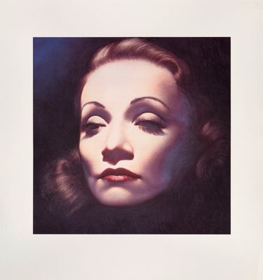 peinture représentant une femme aux longs cheveux et aux grands yeux, sur une photo en noir et blanc
