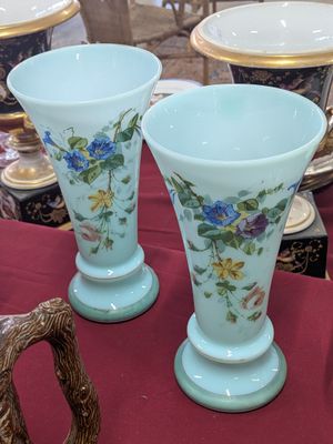 deux vases posés sur une table