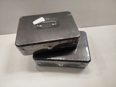 deux valises posées sur une table