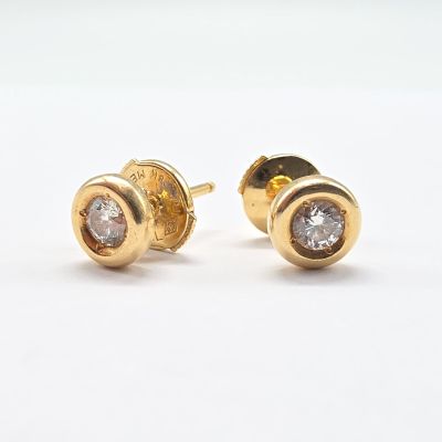 une paire de boucles d'oreilles en or et diamants