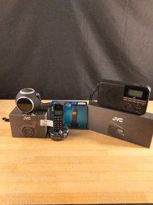 Lot d'un radio réveil et radio JVC et un téléphone Philips
