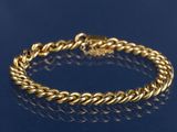 un bracelet en or sur un fond bleu