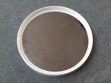 un bol de pudding au chocolat posé sur une table
