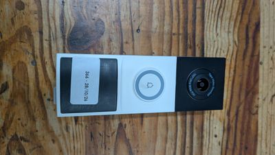 un iPod posé sur une boîte, sur une table