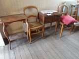 trois chaises et une table dans le coin d'une pièce