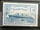 un gros plan d'un timbre représentant un bateau