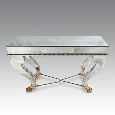 une console de style Art déco avec un plateau en verre et des pieds en métal