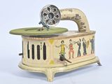 une machine à coudre à l'ancienne posée sur une table