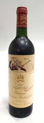une bouteille de vin posée sur une table