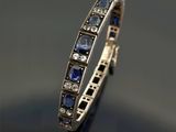 un gros plan sur un bracelet en saphir et diamants