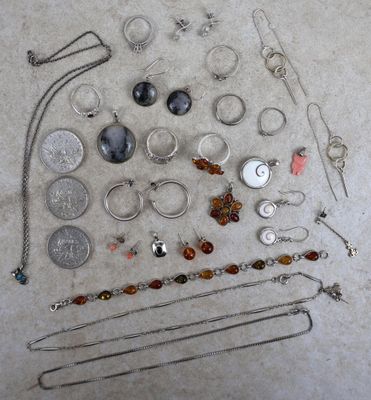 beaucoup de bijoux posés à même le sol