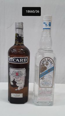 deux bouteilles d'alcool posées l'une à côté de l'autre sur une table