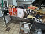une petite cuisine avec un plan de travail encombré