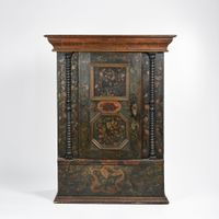 Bonnetière en pin laqué polychrome ouvrant par un vantail à … (photo 3)