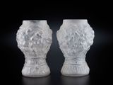 paire de vases en verre dépoli sur fond noir avec un arrière-plan sombre