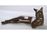 une image représentant une statue de chat couché sur le dos