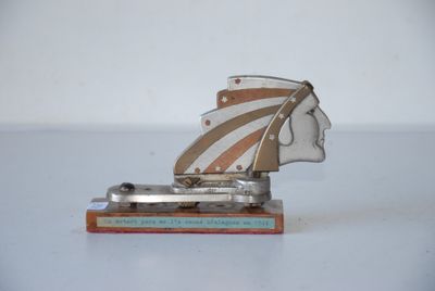 une petite maquette représentant une tête d'homme posée sur une table