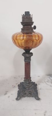 une lampe posée sur une table en marbre