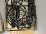 un boîtier avec un clavier et une souris posés sur la table