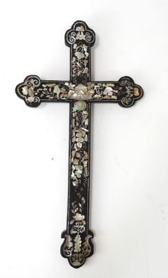 une vieille croix en bois ornée d'un motif noir et blanc