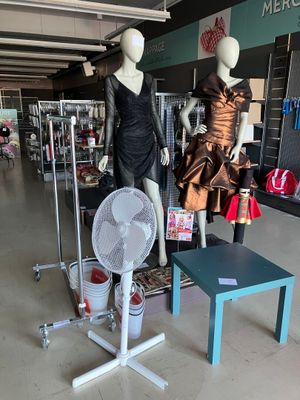 ENSEMBLE de mobilier comprenant (hors stock) :