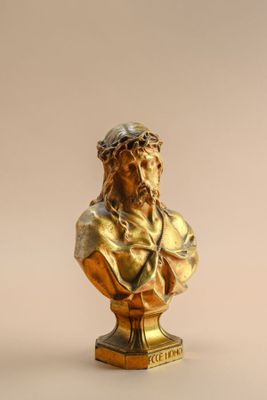 statue d'un homme portant une couronne d'épines sur la tête