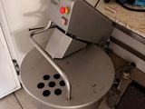 une machine posée sur une table dans une cuisine
