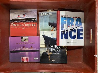 de nombreux livres dans une boîte rouge posée sur l'étagère