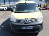 une camionnette jaune et noire garée sur un parking