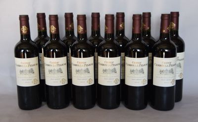 six bouteilles de vin sont alignées sur une table