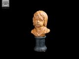 buste en bois sculpté représentant un jeune garçon sur fond noir