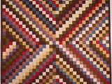 une couette marron, rouge et bleue, avec des carrés dessus