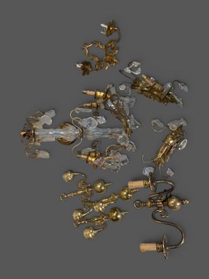 un assortiment d'objets anciens en laiton et en verre posés sur un support gris