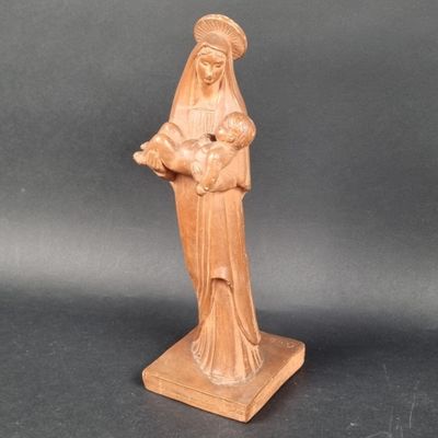 statue en bois d'une femme tenant un bébé dans ses bras