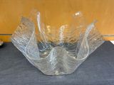 un saladier en verre transparent posé sur une table