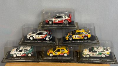 six modèles différents de voitures dans une vitrine