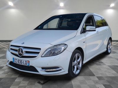 la classe b de la mercedes est garée sur un sol en damier