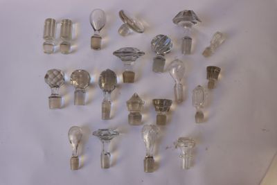 de nombreux boutons en verre sur une surface blanche