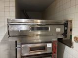 une image d'un four commercial dans une cuisine commerciale