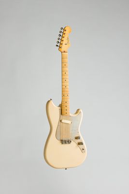 une guitare électrique blanche suspendue au plafond